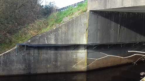 Banquette en encorbellement sur le canal de la Taillée (RN171, 44)