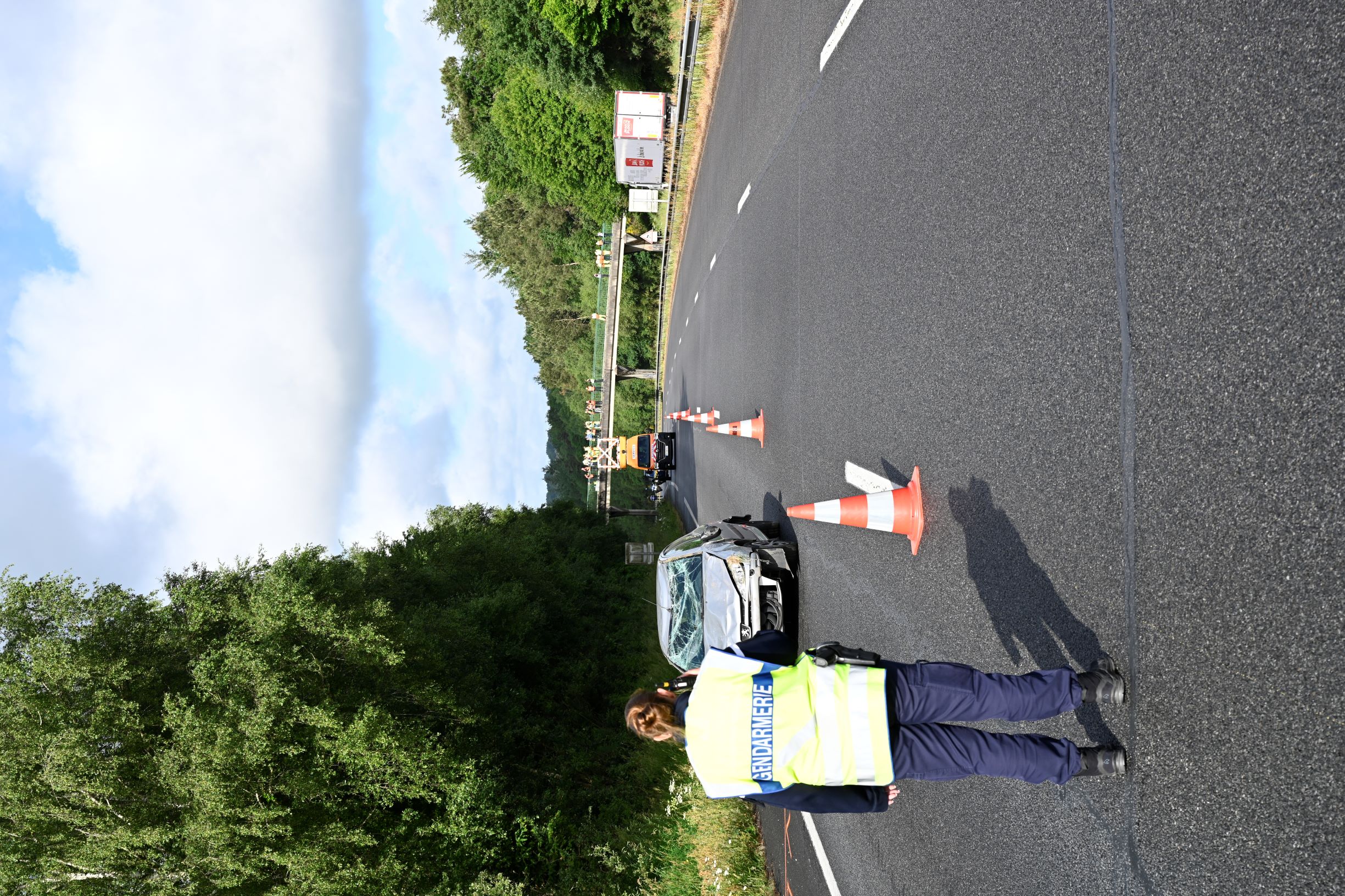 Image 1 : Photo d'un véhicule accidenté balisé par une gendarme