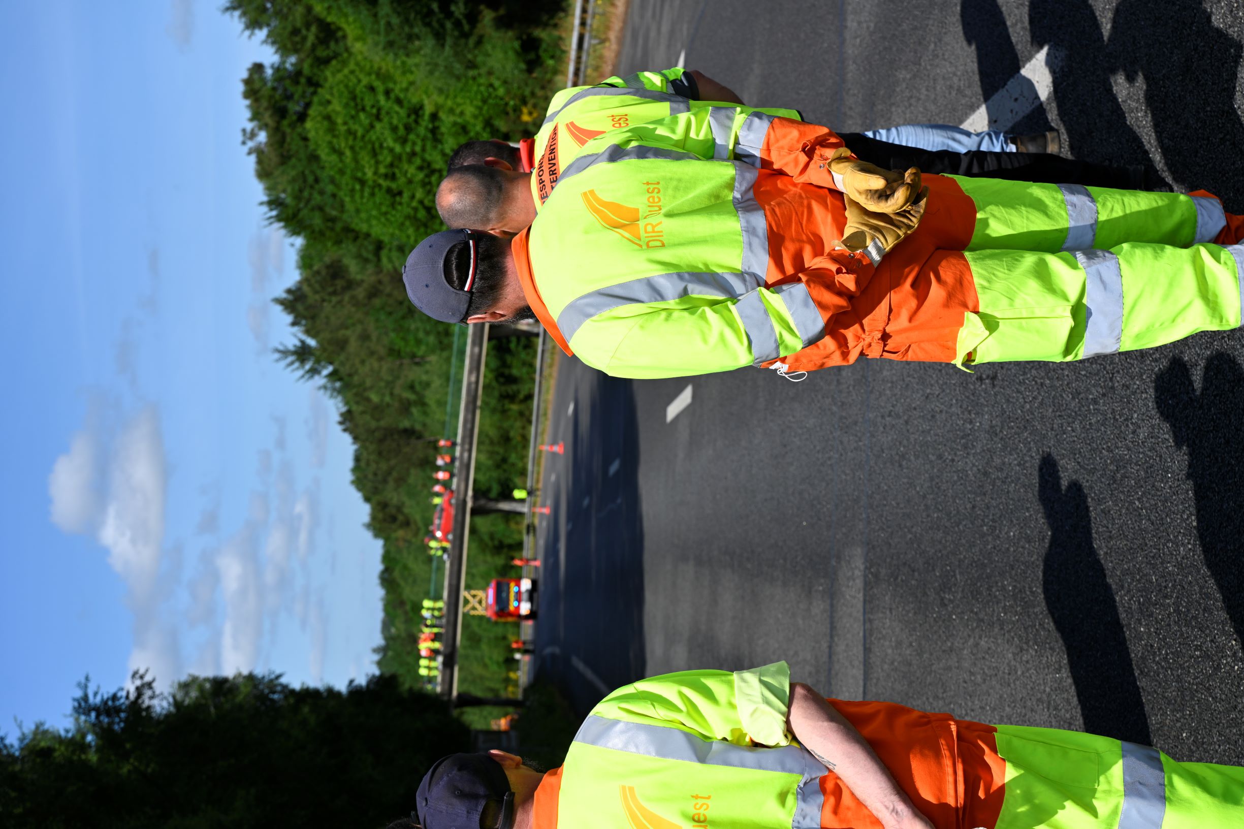 Image 2 : Photo de 4 agents DIR Ouest de dos regardant une intervention des pompiers