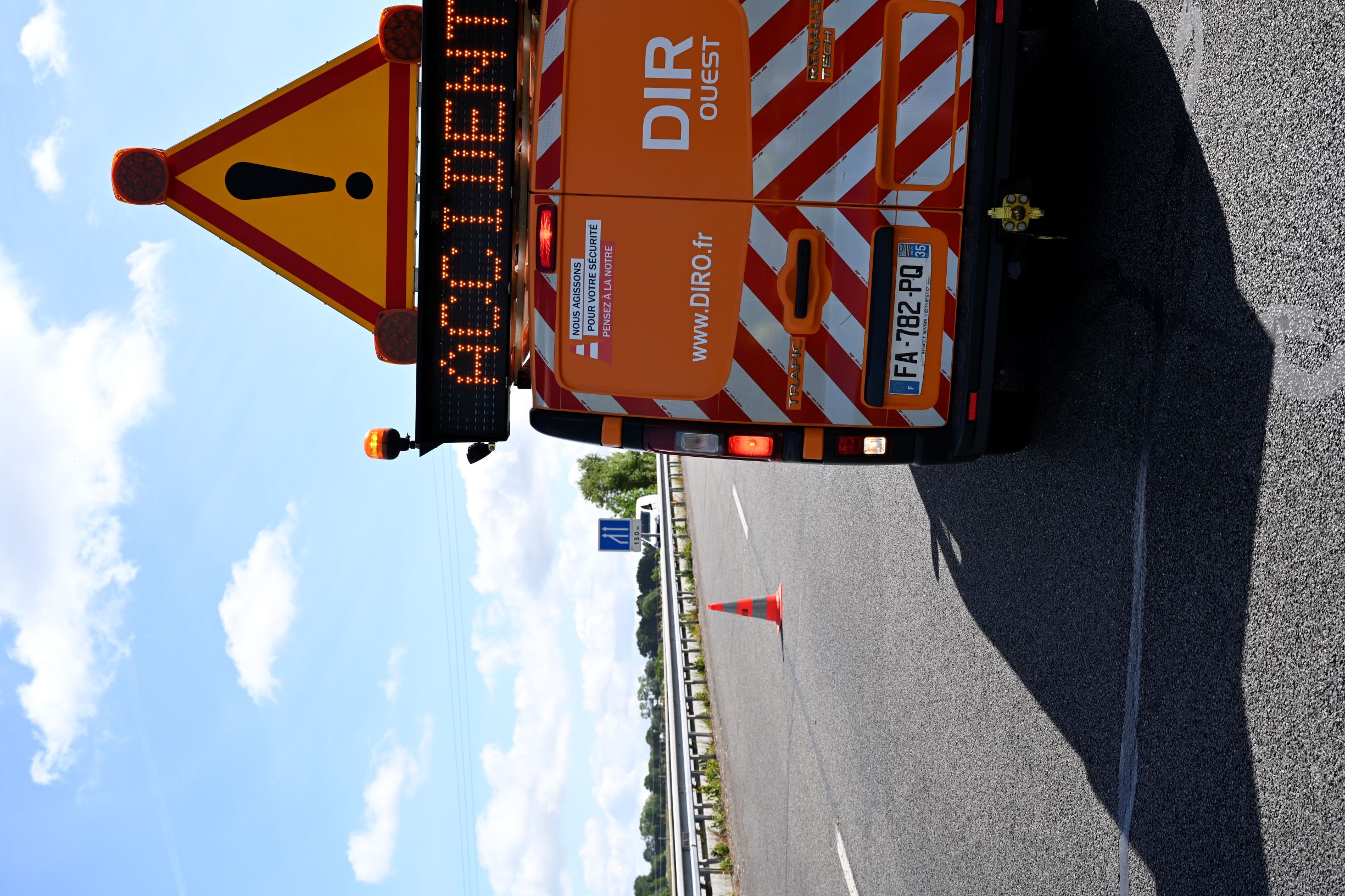 Image 3 : Photo de l'arrière d'un fourgon DIR Ouest diffusant le message "Accident"