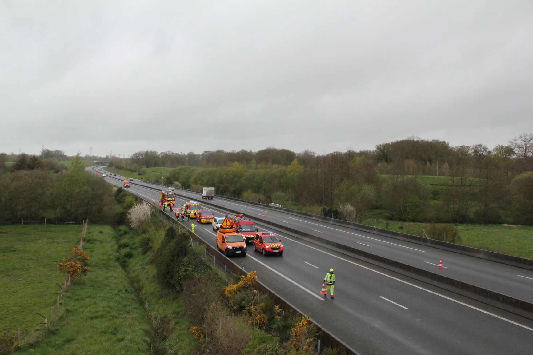 Image 1 : Photo prise en haut d'un pont montrant le positionnement des différents véhicules d'interventions dans le cas d'un accident