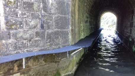 Banquette en encorbellement dans l'ouvrage de la Monnerie (RN12, 53) sur le Ruisseau de Villette 